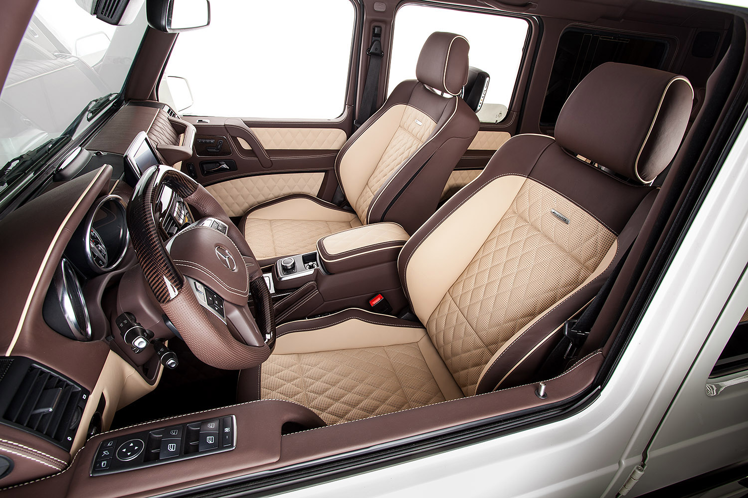 Mercedes G63 AMG → бежево-коричневый интерьер с кожаным потолком. 